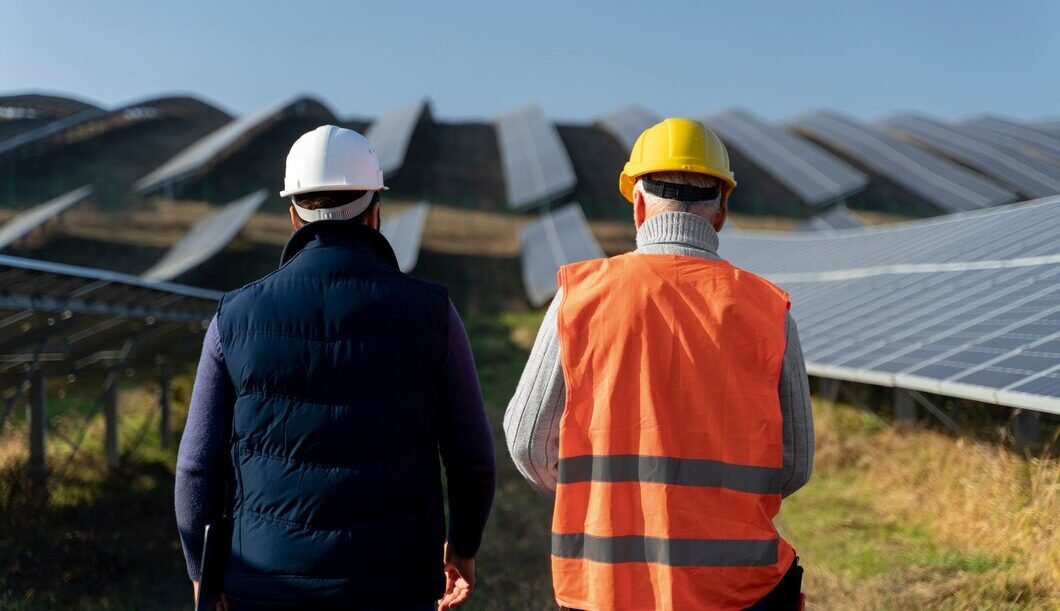 personne-pres-usine-energie-alternative_23-2149192724